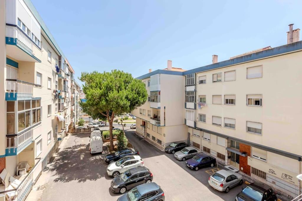 Lovely 3-Bedroom Condo W/ Free Parking On Premises Queluz Eksteriør bilde