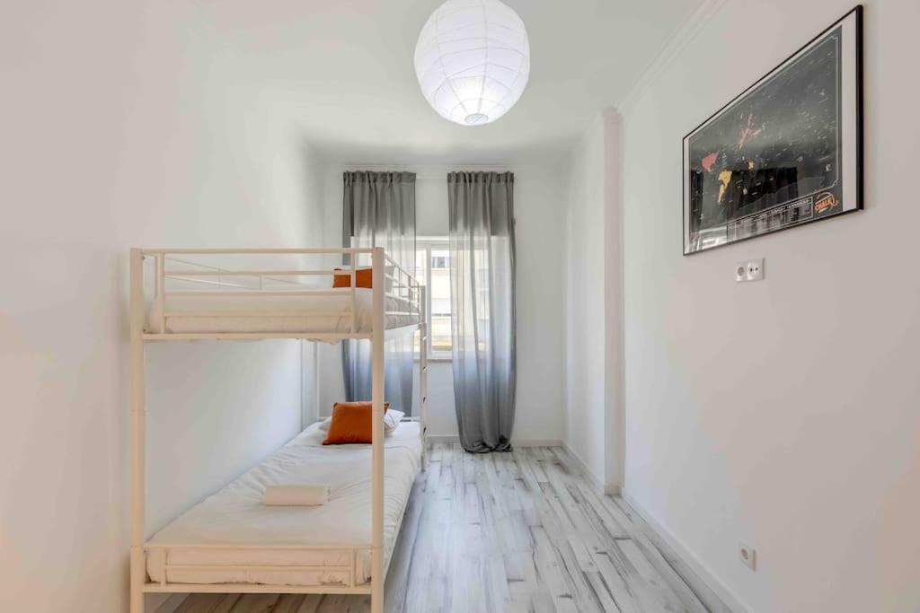 Lovely 3-Bedroom Condo W/ Free Parking On Premises Queluz Eksteriør bilde