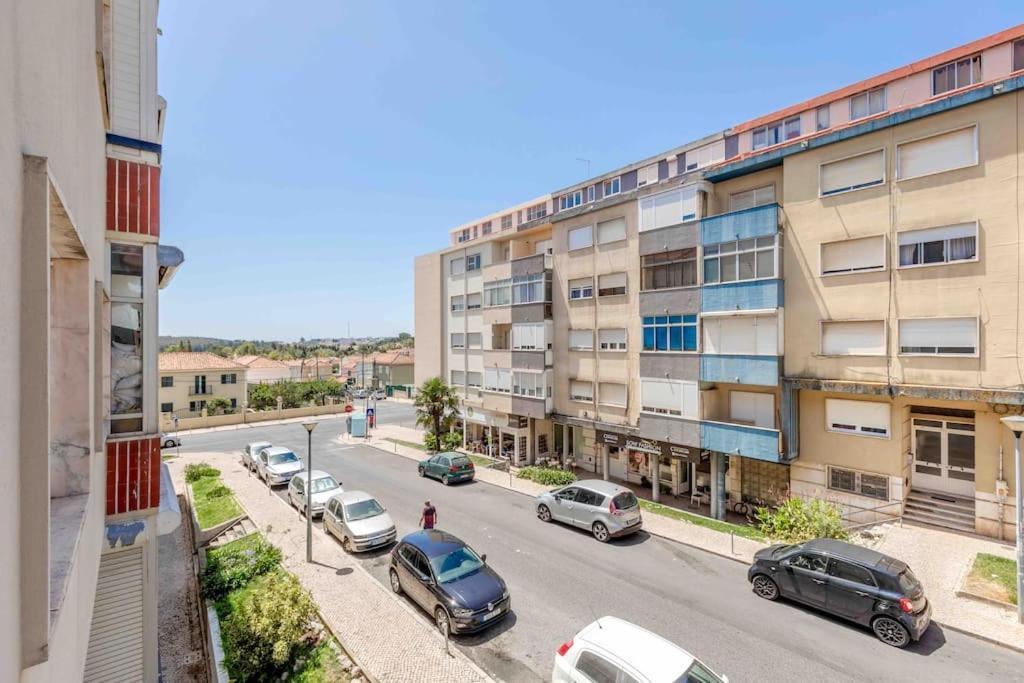 Lovely 3-Bedroom Condo W/ Free Parking On Premises Queluz Eksteriør bilde
