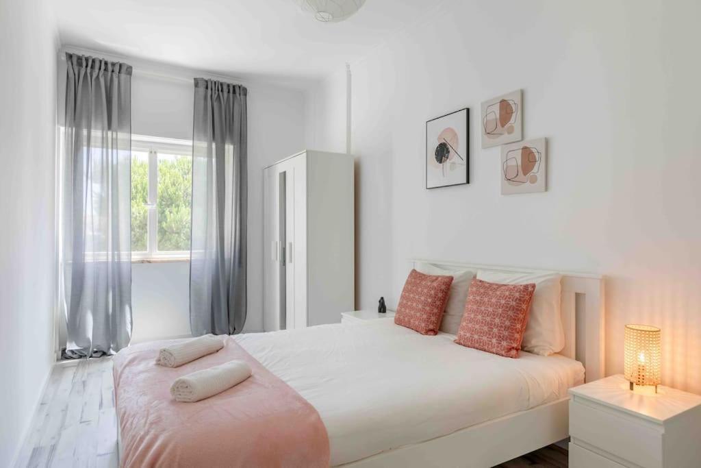 Lovely 3-Bedroom Condo W/ Free Parking On Premises Queluz Eksteriør bilde