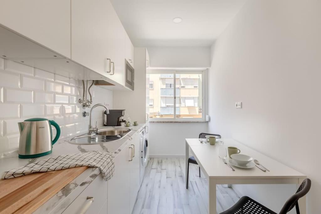 Lovely 3-Bedroom Condo W/ Free Parking On Premises Queluz Eksteriør bilde