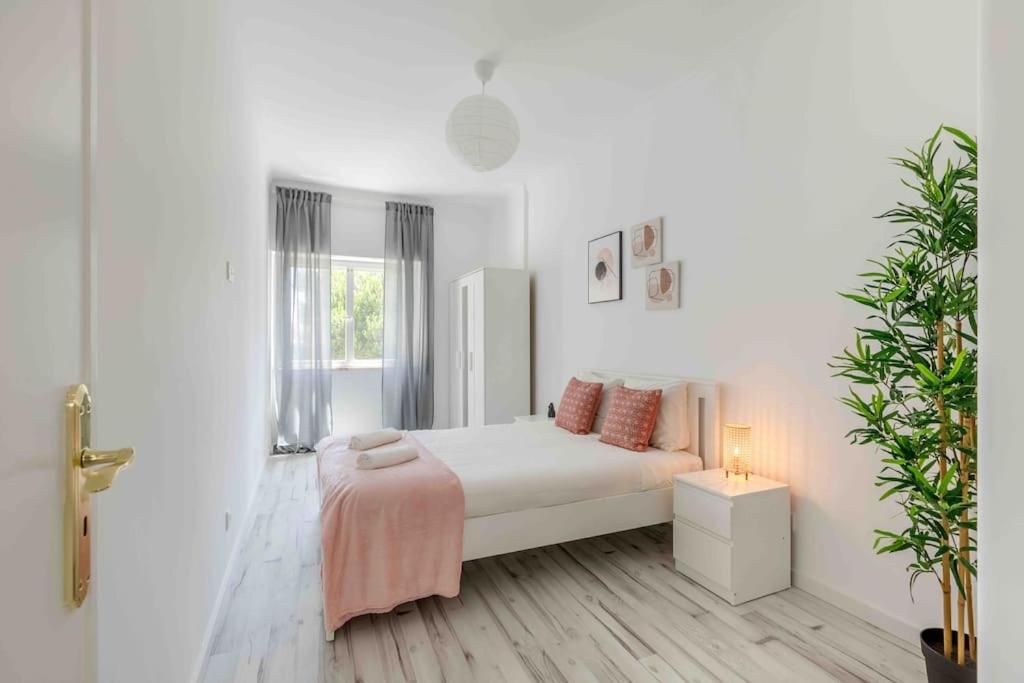 Lovely 3-Bedroom Condo W/ Free Parking On Premises Queluz Eksteriør bilde