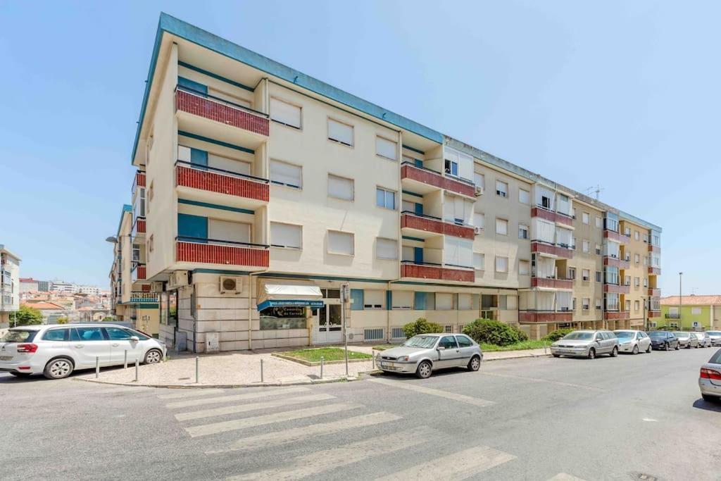 Lovely 3-Bedroom Condo W/ Free Parking On Premises Queluz Eksteriør bilde