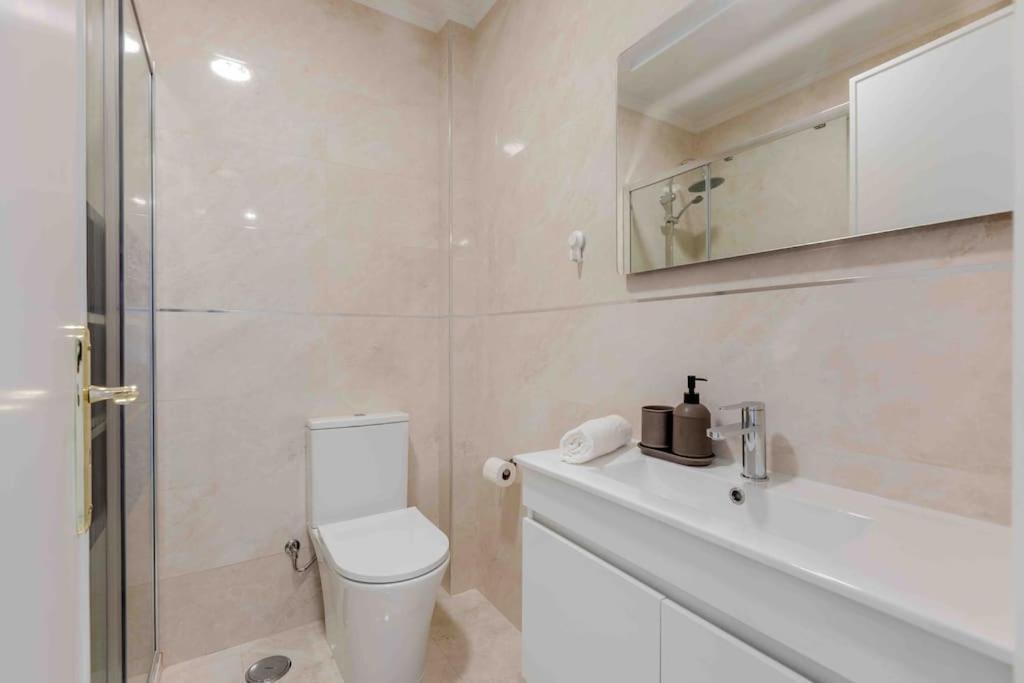 Lovely 3-Bedroom Condo W/ Free Parking On Premises Queluz Eksteriør bilde