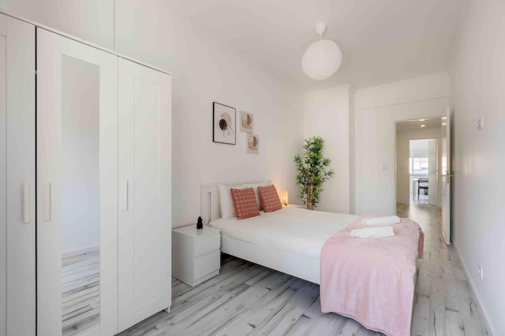Lovely 3-Bedroom Condo W/ Free Parking On Premises Queluz Eksteriør bilde