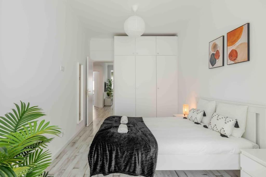 Lovely 3-Bedroom Condo W/ Free Parking On Premises Queluz Eksteriør bilde