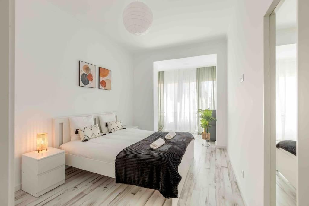 Lovely 3-Bedroom Condo W/ Free Parking On Premises Queluz Eksteriør bilde